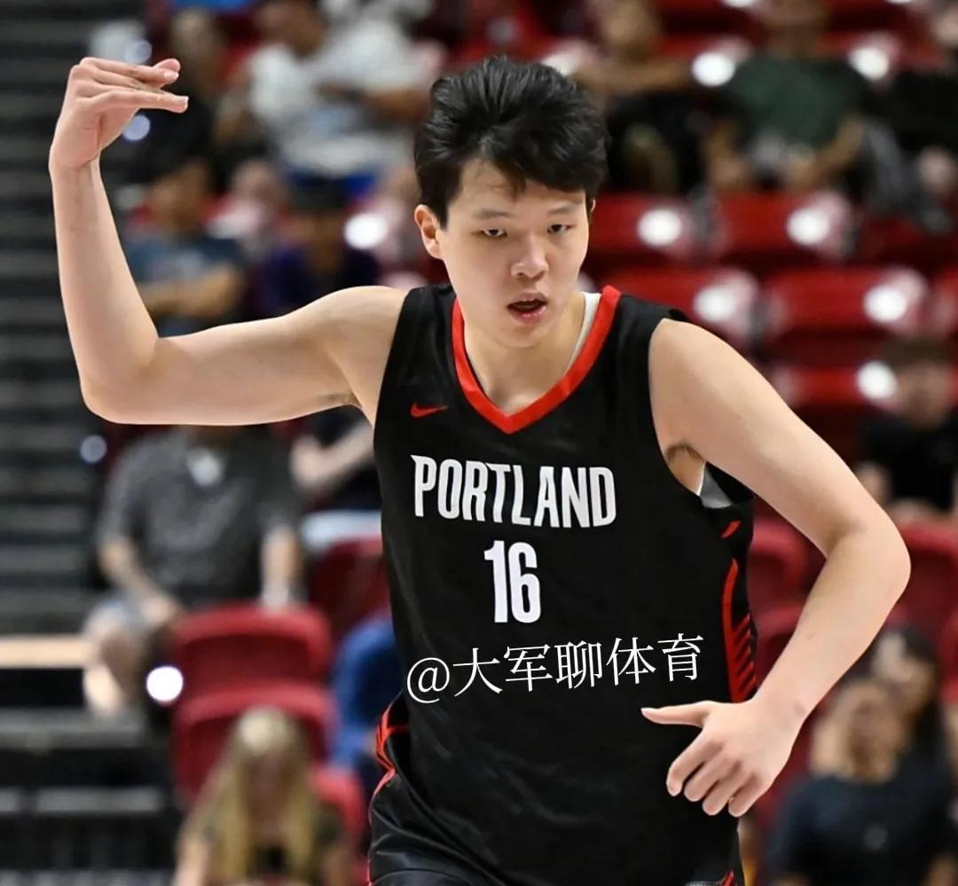 重磅消息杨瀚森退出NBA夏季联赛。NBA开拓者队宣布，球队新秀16号球员杨瀚