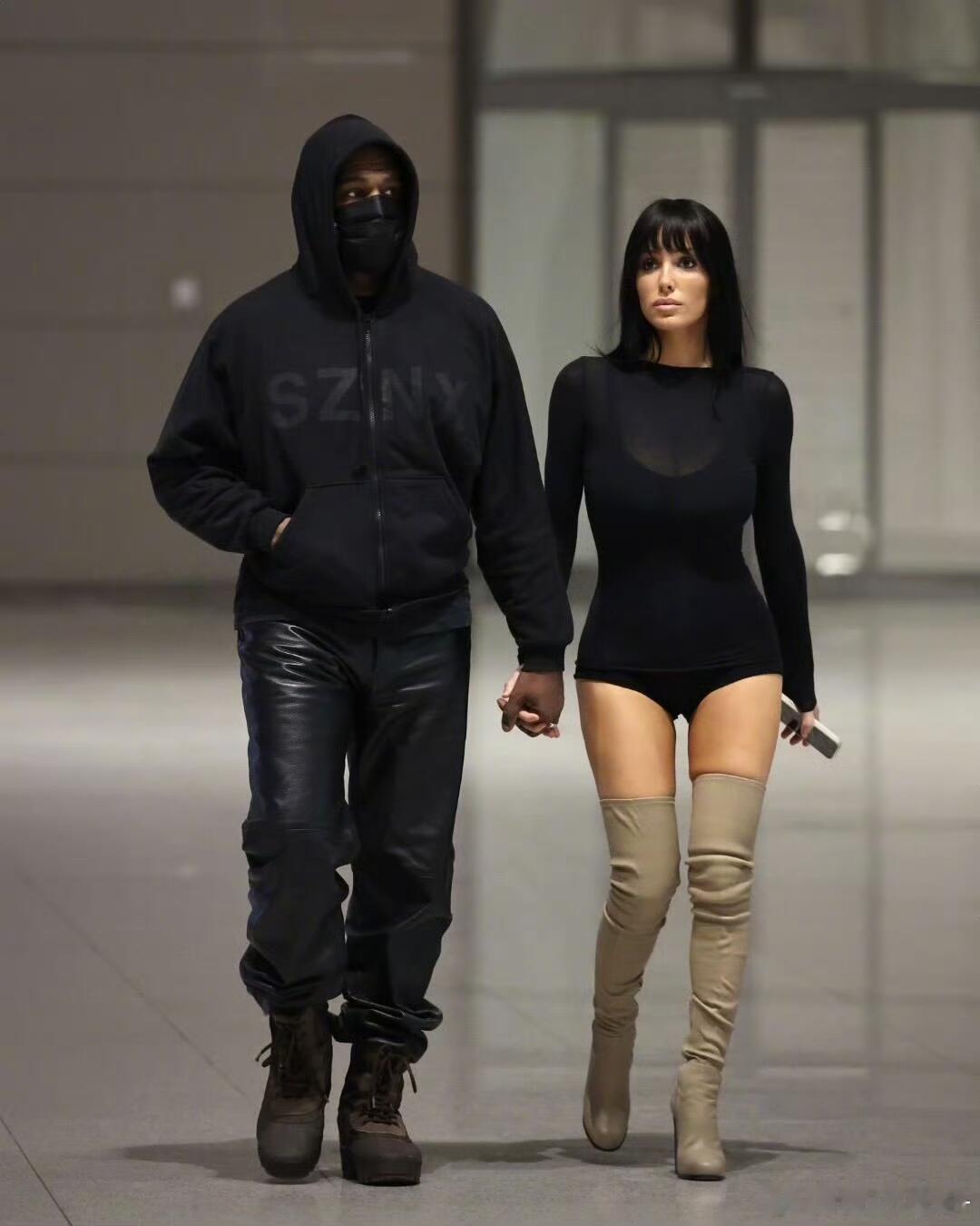 侃爷和他老婆，正常穿衣服挺好看的，身材又好