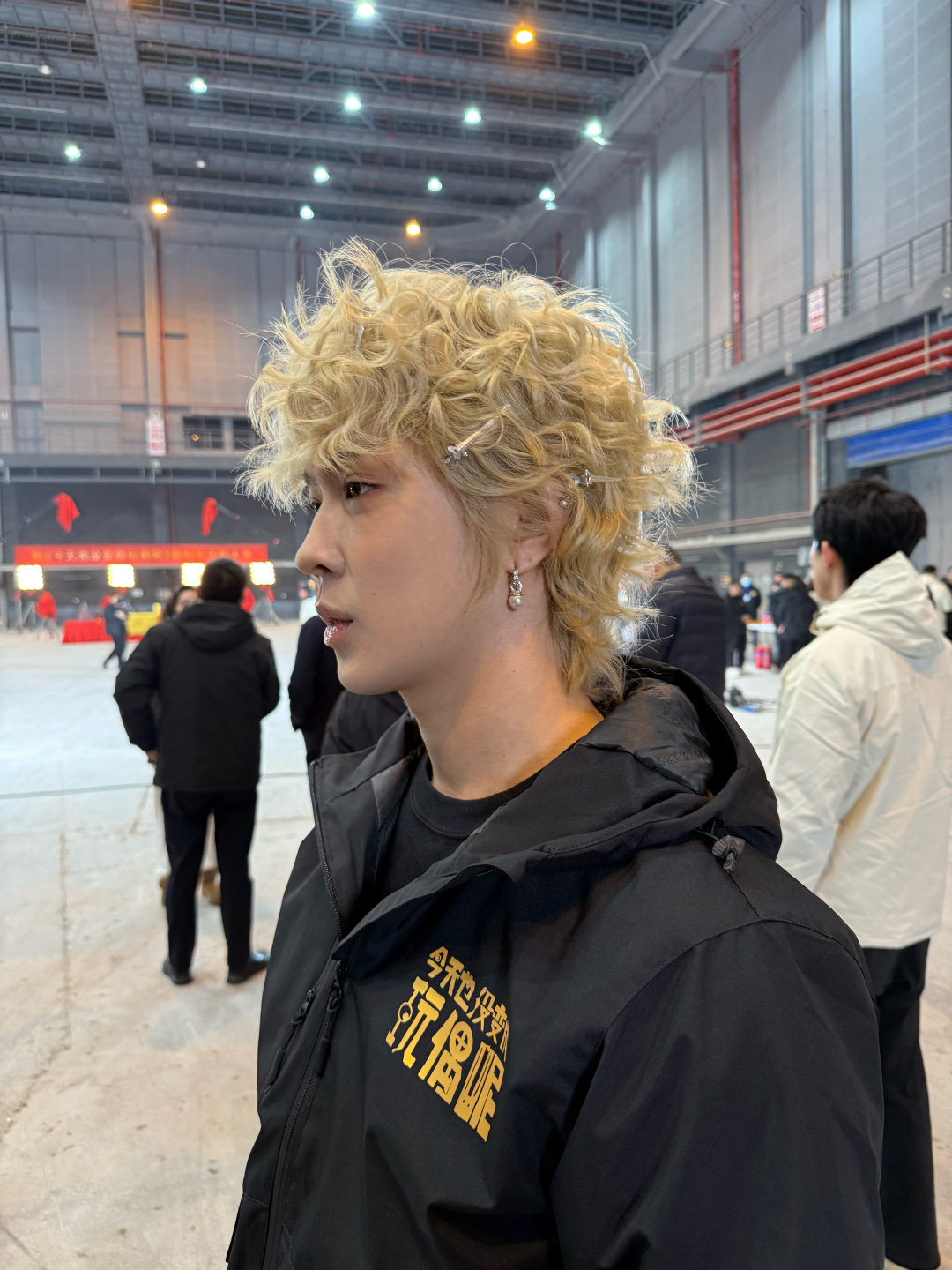 马伯骞金发巨型洋娃娃马伯骞这头金发是吃可爱多长的吧？卷卷蓬蓬软fufu，配一张