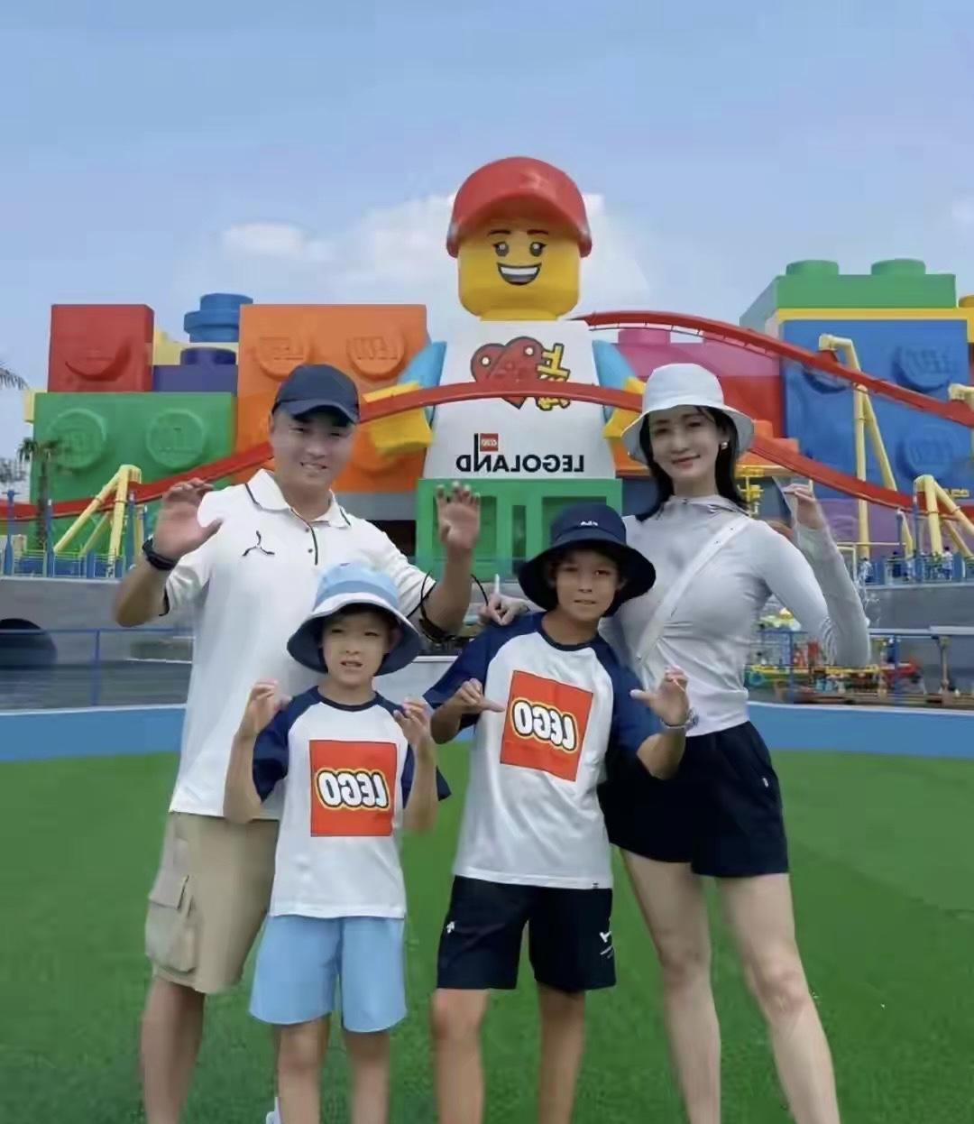 王皓暑假带娃出游：大儿子又瘦又黑，妻子闫博雅身材简直让人羡慕