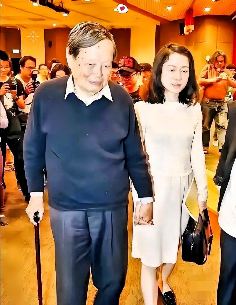 总是让人觉得哪里“反常”杨振宁已经103周岁了，按常理来说，瘫痪、白发、失
