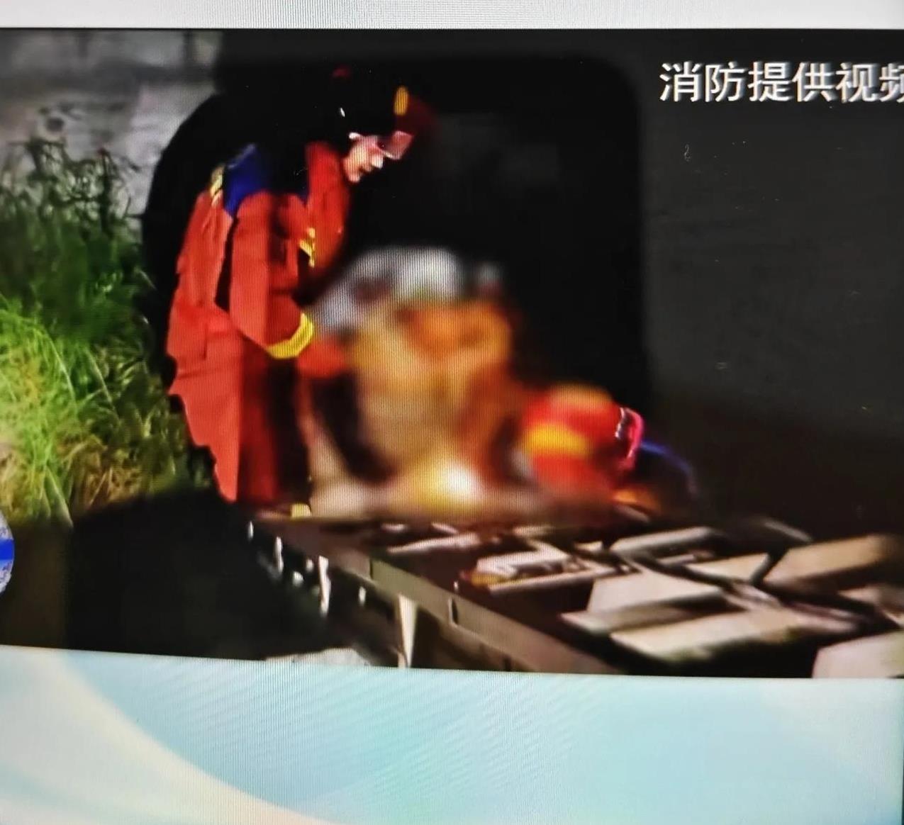 近日，青岛市城阳区棘洪滩街道网红，五星上将麦克阿邦因醉酒落水被消防队员成功营救！