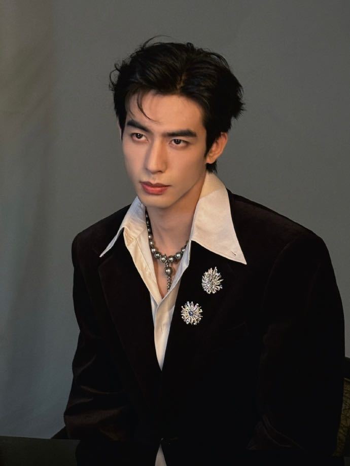 宋威龙帅从来不是空壳子，镜头前站着是亮眼的氛围感，一入戏就能把角色的骨血都揉进眼