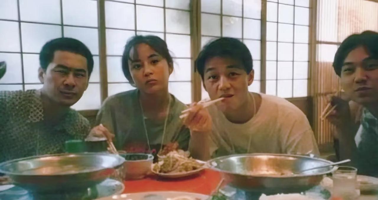 陈建斌年轻的时候，长得真的很像韩国那个男明星赵寅成。这是他和李亚鹏上大学时聚