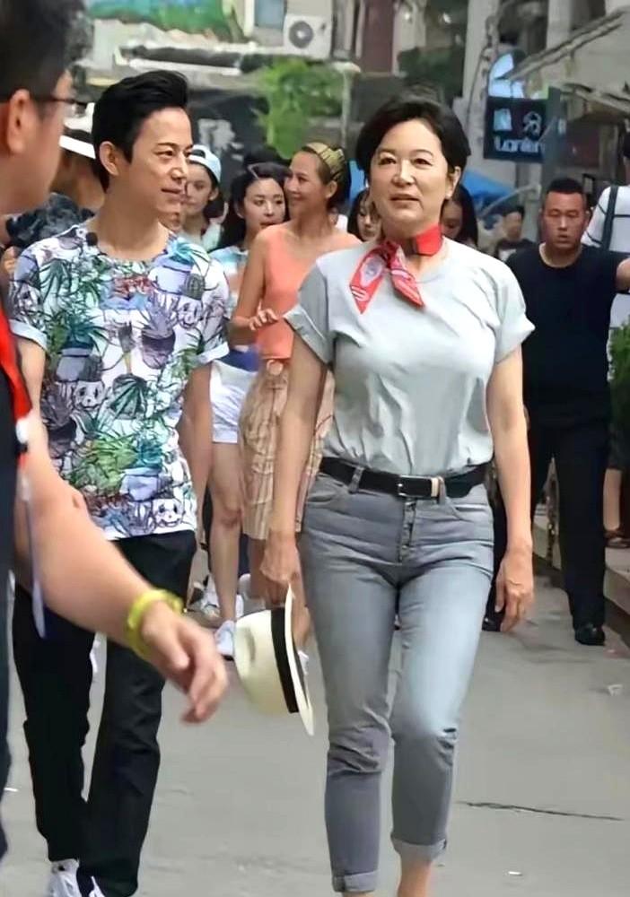 都说女明星靠医美，71岁的林青霞偏不。她不碰保健品，也不做拉皮。朋友说她自律