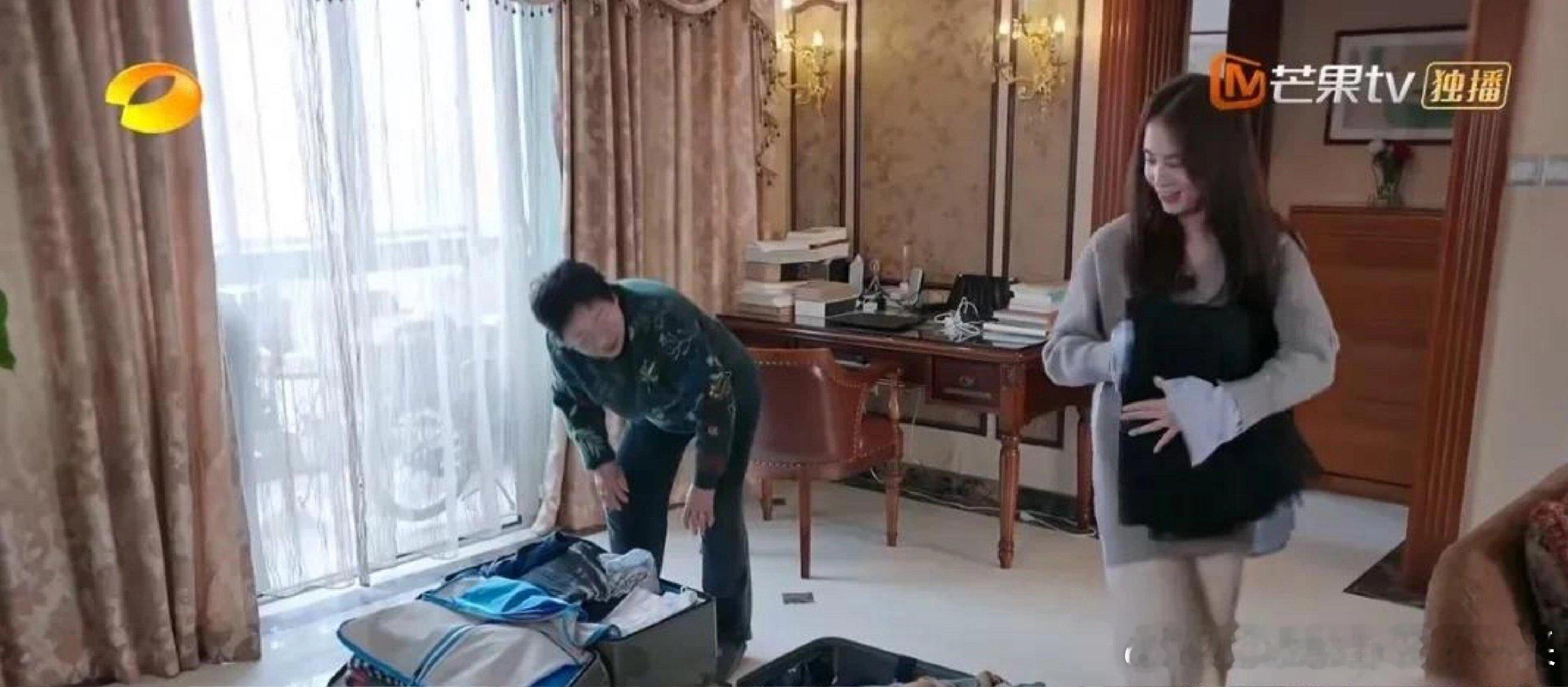 是女儿是妈妈黄圣依一脸烦恼地打开了她妈的行李箱。结果一看，哎哟不得了，里面几乎全