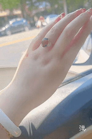 美女这白白嫩嫩的手，完全够得上手模的标准了