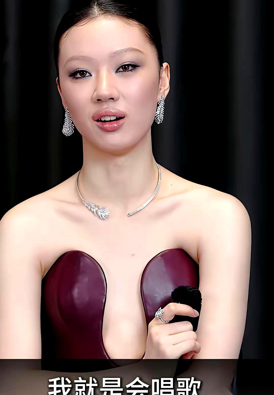 我本来是想夸她漂亮的。真的。结果我两眼一黑，只看到了她胳肢窝里那两片……猪肝