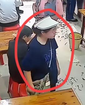 只因面馆老板娘拍了小仙女的胳膊，她却突然抽风把桌上的两盘食物全部掀翻在地，嘟囔了