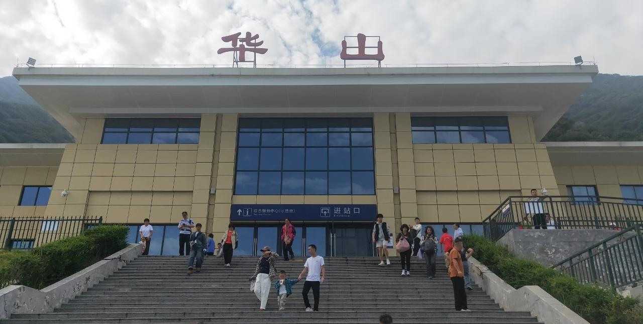 华山景区门票，采取每天预约限额三万人，是为了确保游客拥挤现象。景区门票每人16