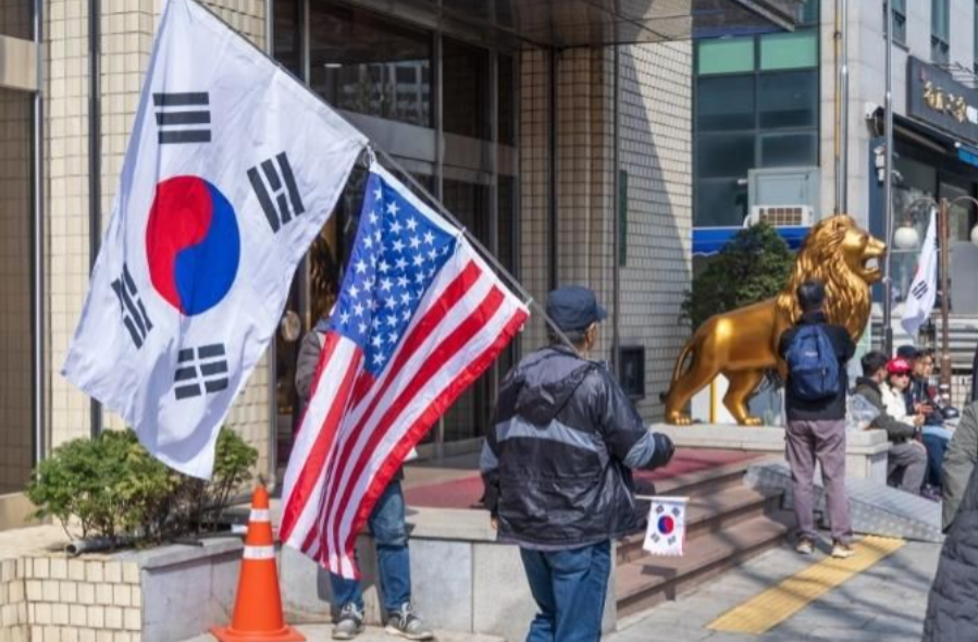 韩国爆发仇华浪潮，扛着美韩国旗喊“滚回中国”，联合国罕见警告！近日，香港《南