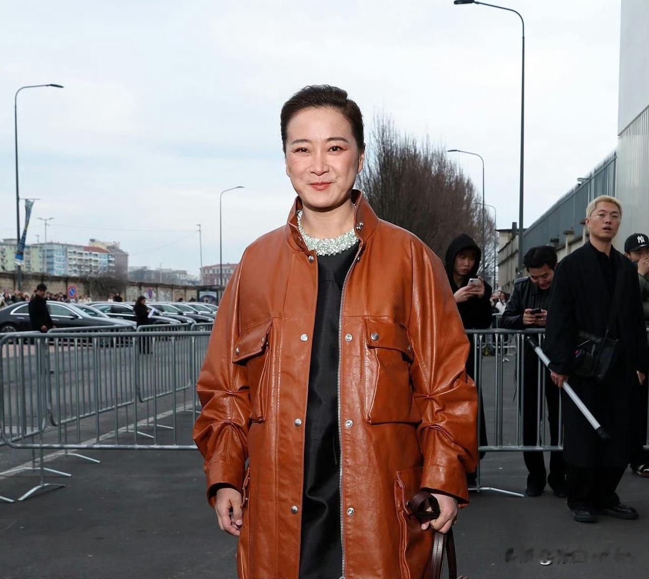 1月18日，贾玲米兰时装周生图感觉她像很多人，唯独就不像贾玲！有人跟我有同感么