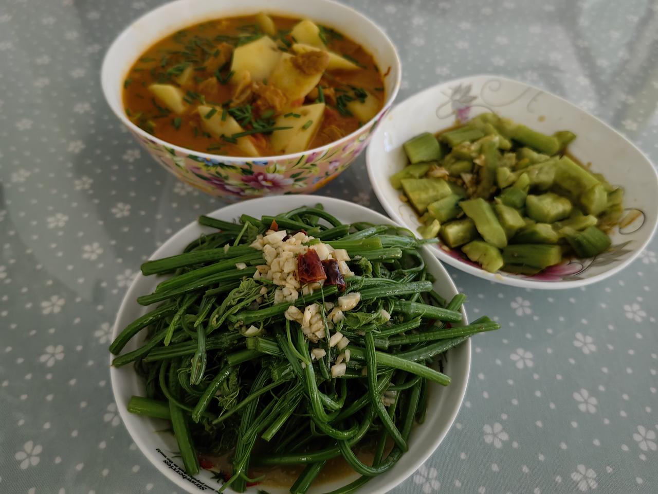 这次到东北旅游。先后在大连、盘锦还有沈阳,连续三天都吃到同一道菜,西红柿炖牛腩。