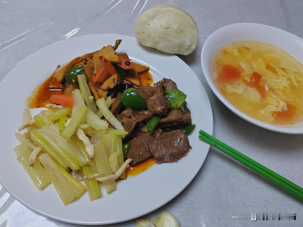 我这是什么心态啊？遇到一点小事，紧张的不得了，心脏砰砰的直跳，而且还要紧张好几个