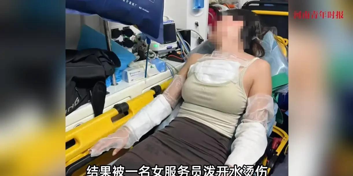 北京女子去大连旅游，在一家日料店内就餐时，让服务员帮忙倒点酱油，服务员不耐烦的告