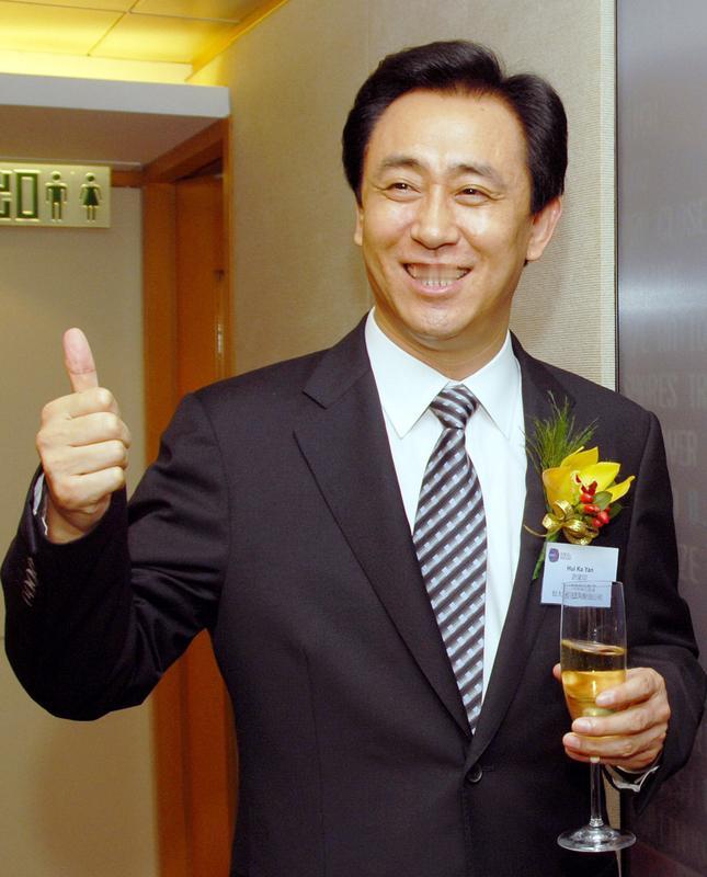 许家印今天一审无期，说实话我有点后怕——前几年看恒大广告打得凶，楼盘名字一个比一