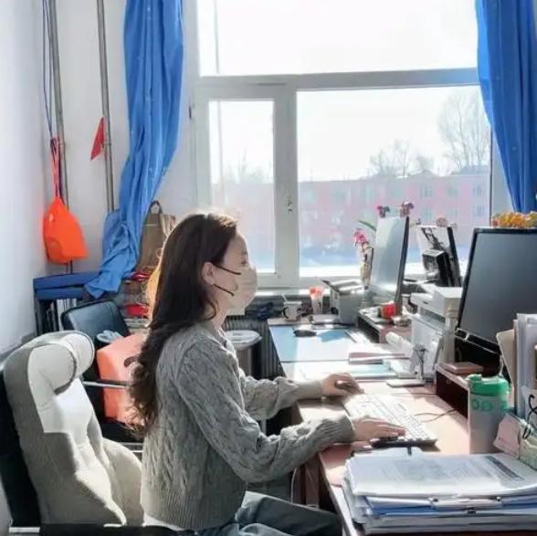领导摆烂还爱挑刺？老员工别硬刚，三招反拿捏破内耗。“领导是那种快退休或返聘回