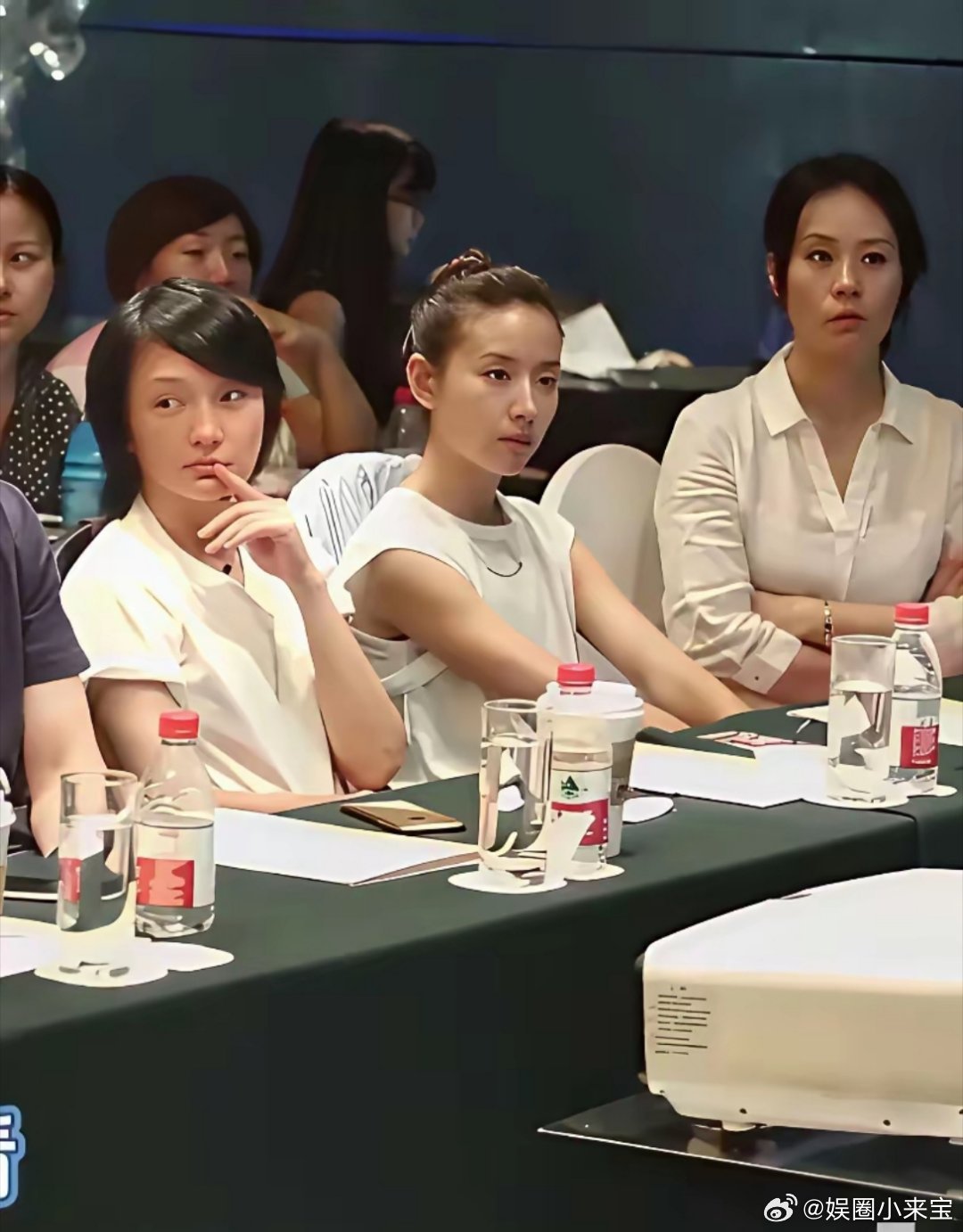 没有对比就没有伤害！董洁和周迅坐一起，这反差感绝了！本以为周迅的灵气已经够抓人，