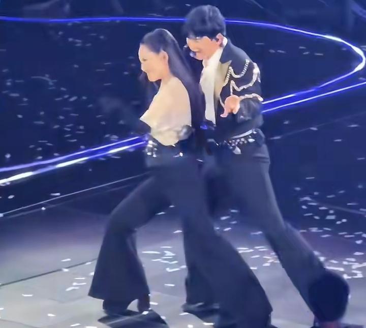 事实证明，张杰和谢娜的观众缘越来越差了，夫妻俩一起参加跨年演唱会，本来是一件好事