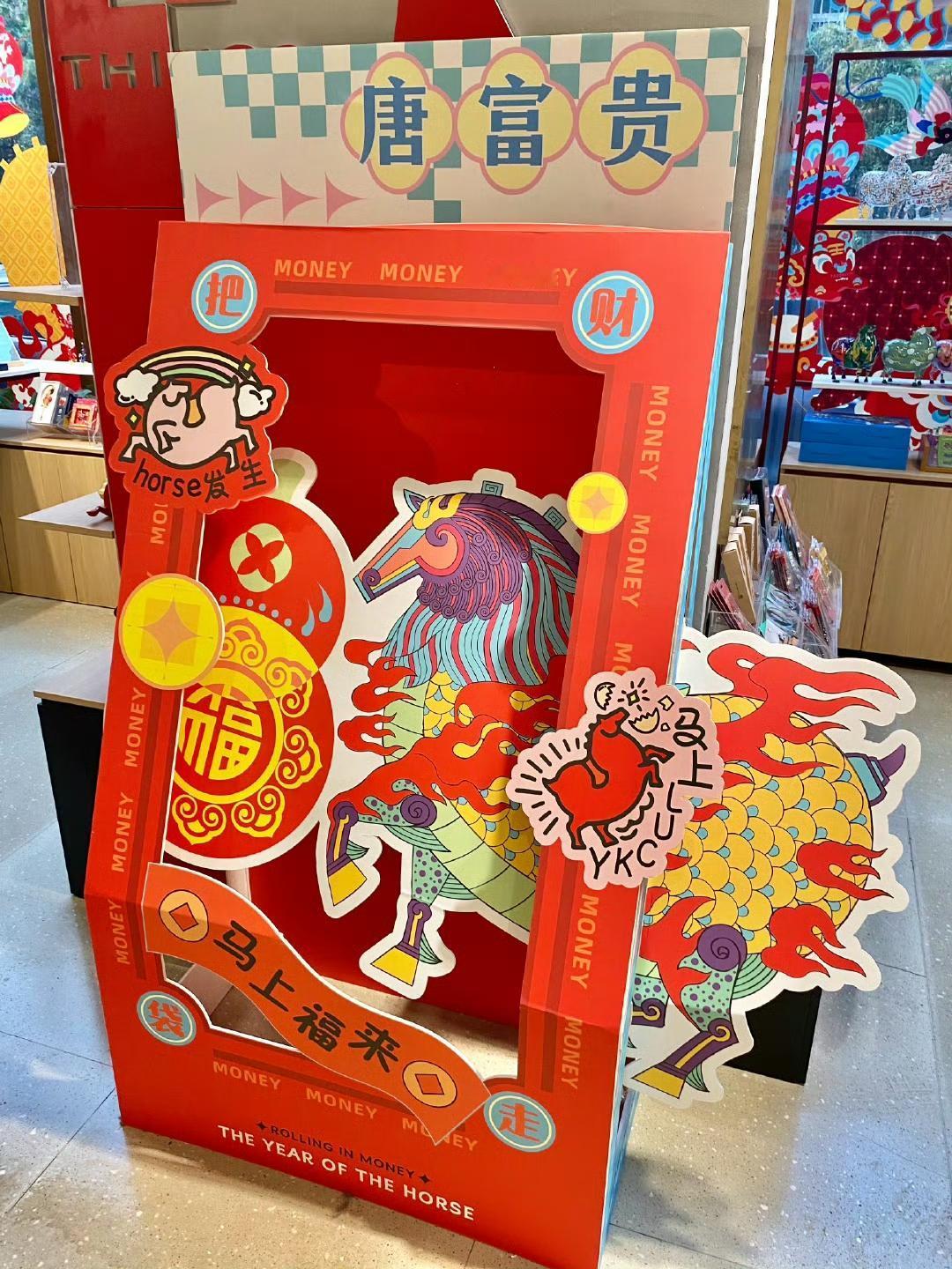 彩票店门口炸开了锅，电子屏红得晃眼：“本店喜中特等奖一注，奖金一千万元！”旁边还