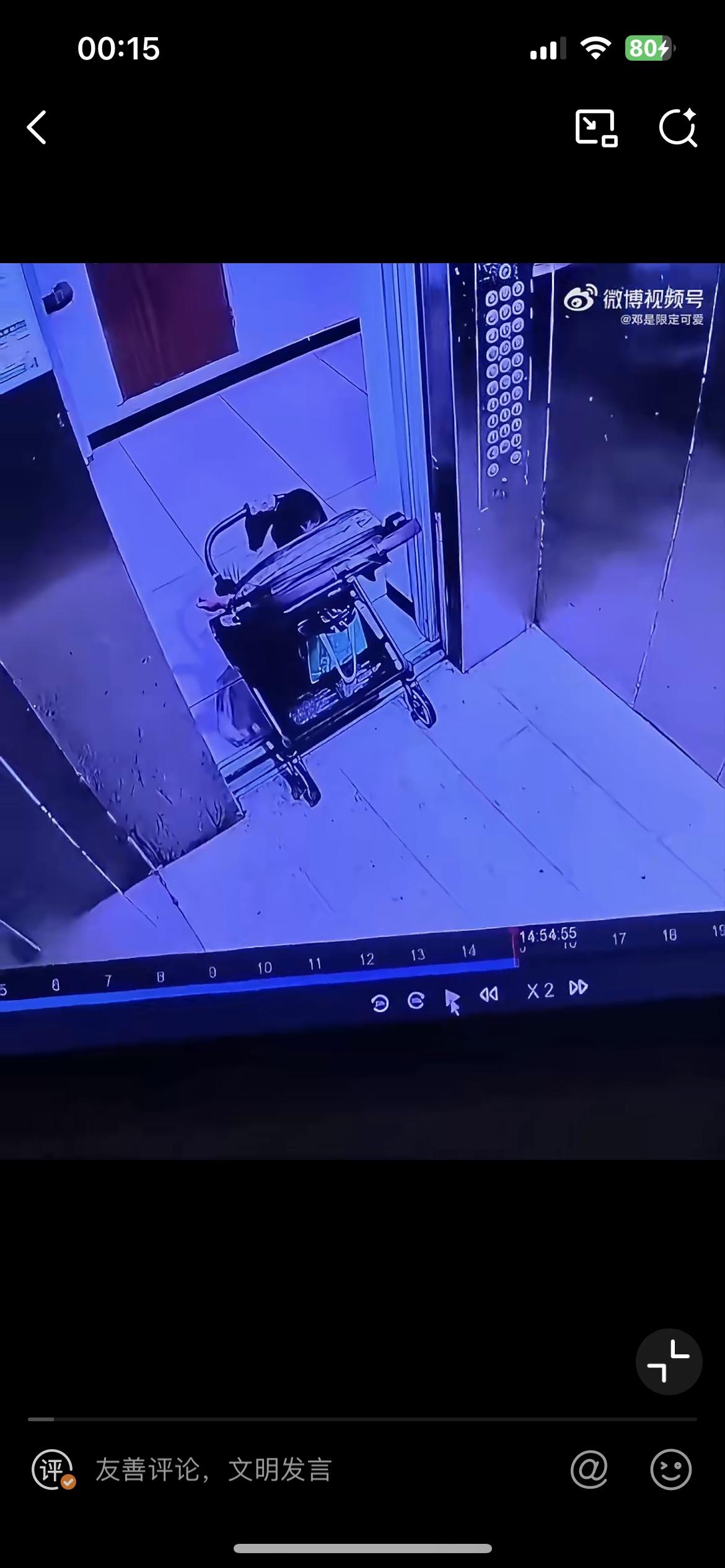 一名宝妈竟然用婴儿车来堵电梯门，孩子还坐在婴儿车内，这样愚蠢的操作，孩子真的跟着
