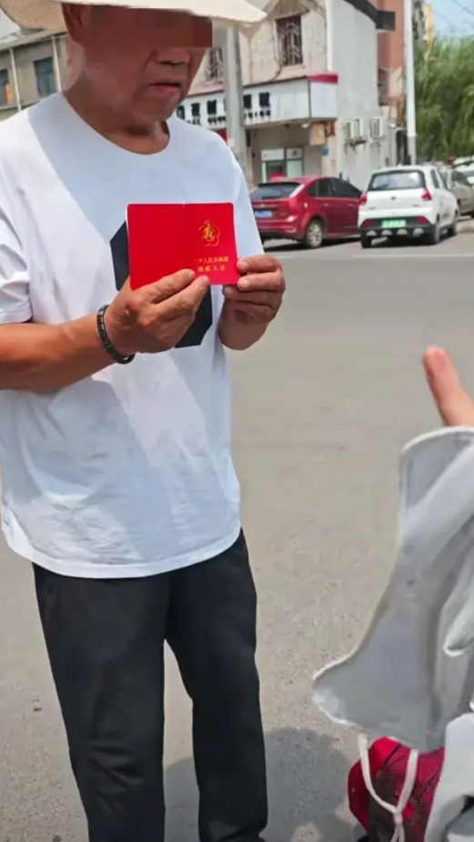离大谱！河南禹州一老人骑自行车逆行，撞到了一对姐弟，姐弟俩让他买个创可贴，5毛钱