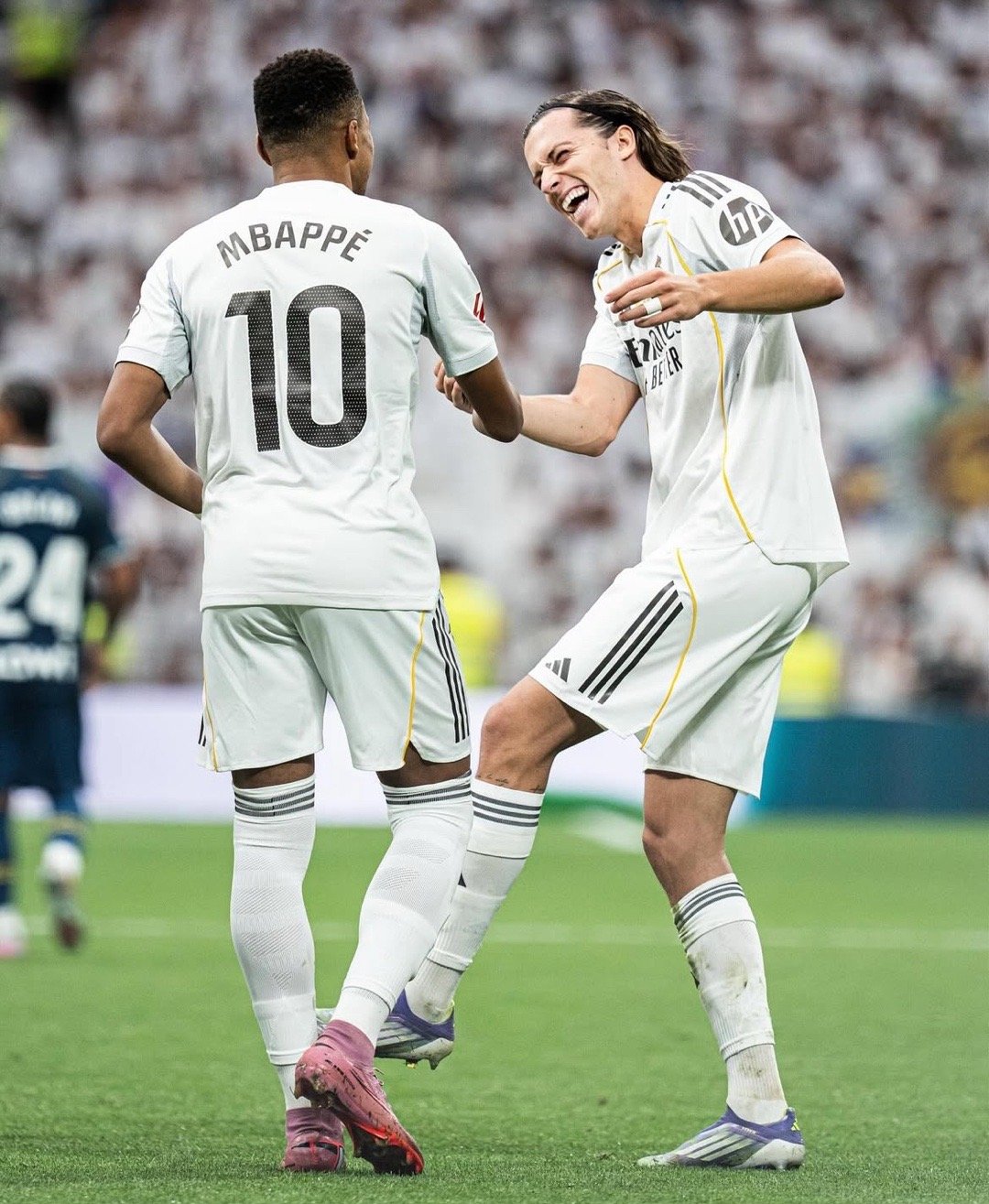 卡雷拉斯看起来笑点很低的样子[大笑][大笑][大笑]halamadrid​​​