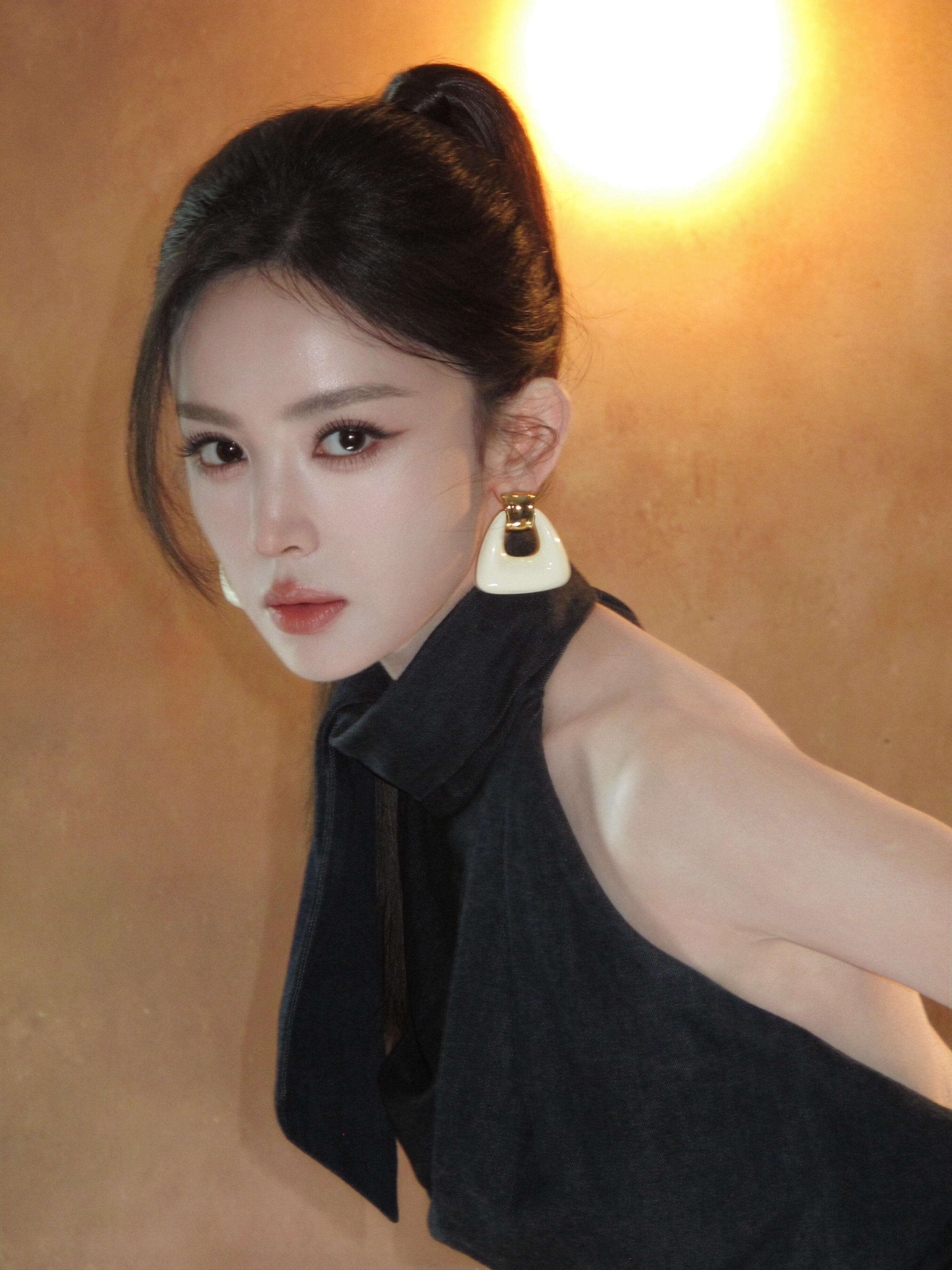 娜扎最新猛士活动出图美娜更新了一组花絮照​