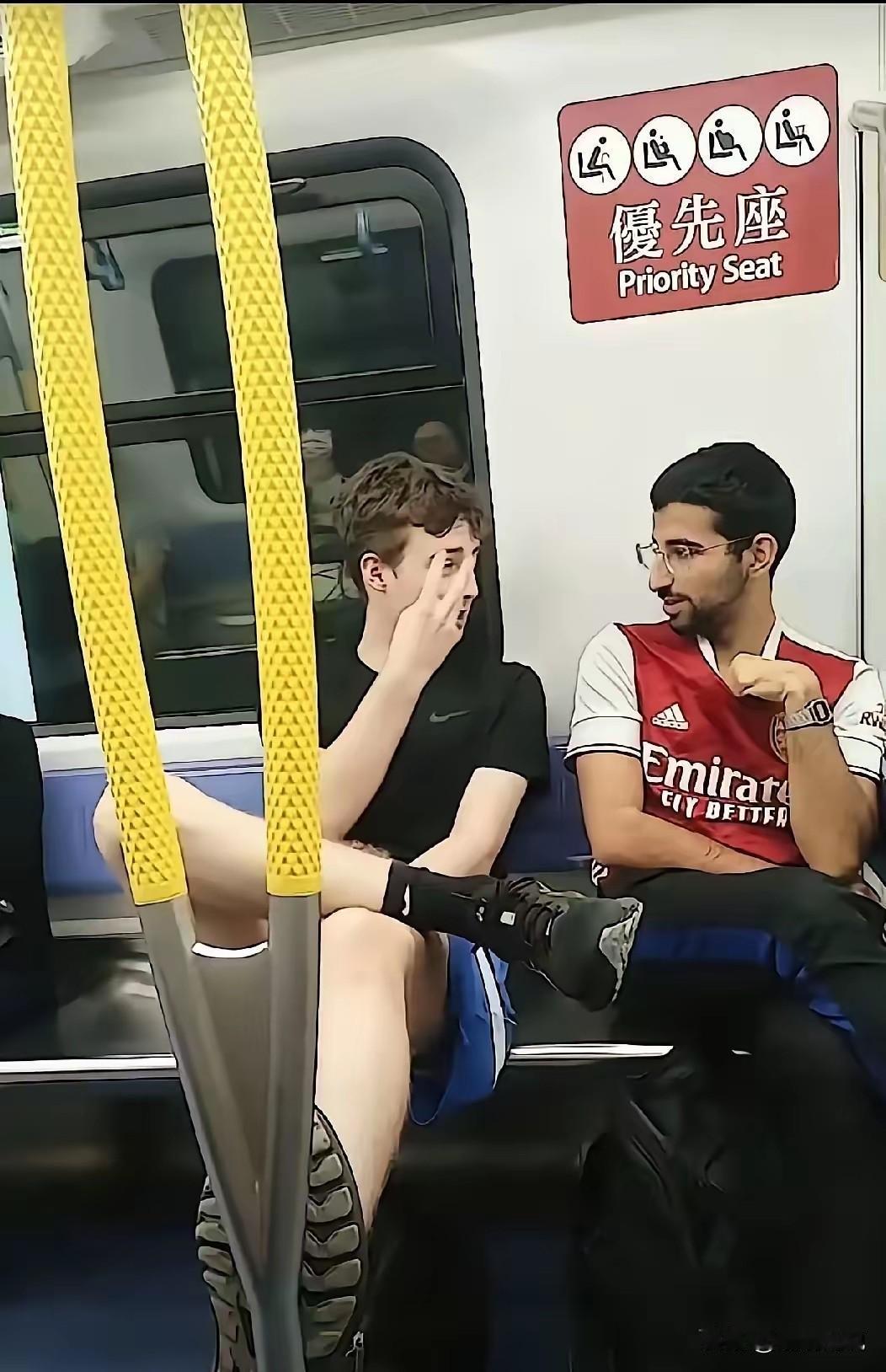 港铁双标现场太刺眼！洋面孔吃喝、占爱心专座无人置喙，内地游客蹲角落歇脚就被怼，这