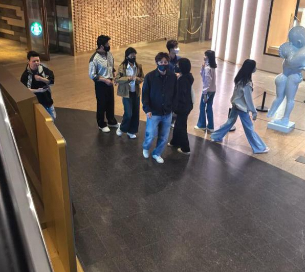 鲍莉鲍蕾姐妹逛街郭京飞儿子罕现帅气模样