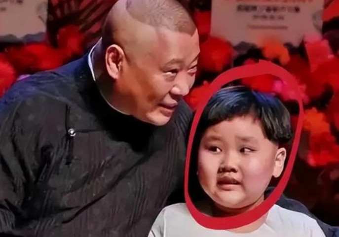 同父不同命！同是德云社少爷，看郭汾阳现状，才知郭德纲有多偏心这几年郭麒麟带着