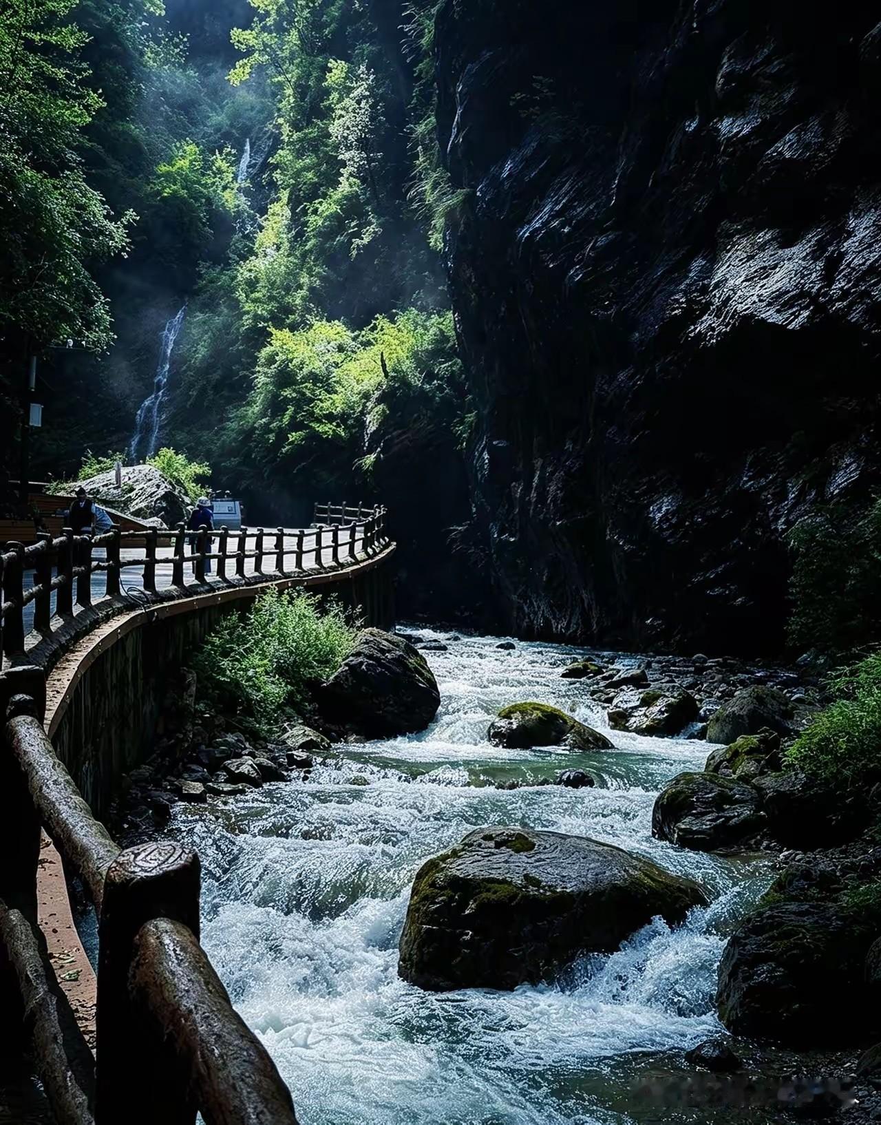 秋日生活打卡季陇南官鹅沟，藏在深山里的避暑胜地。风景美丽，层次感丰富，是国内不可