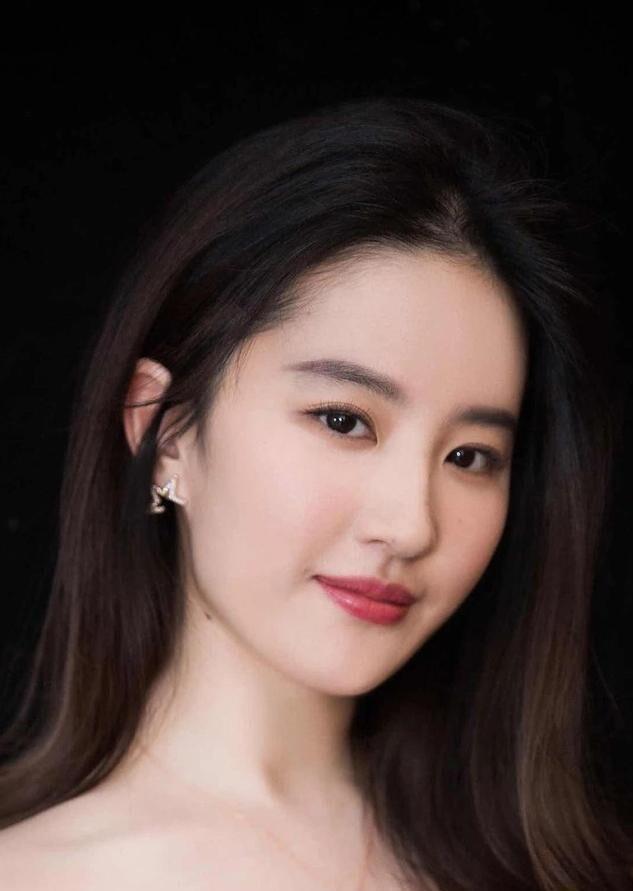 刘亦菲被主持人问到拍吻戏有生理反应咋办，这问题把主持人都问红脸了！刘亦菲却超