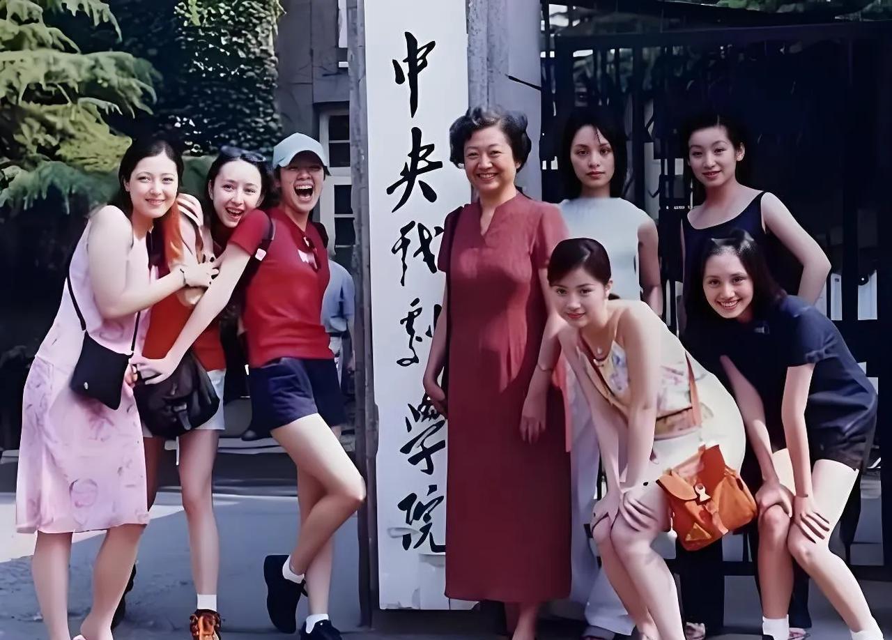 这张照片拍摄于2000年，中央戏剧学院96级表演班同学的合影。那时候的中戏表演班
