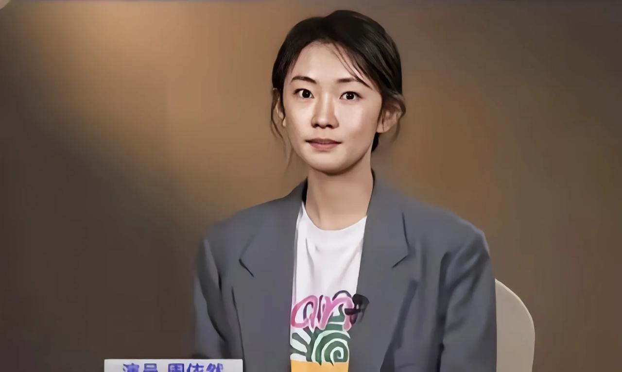 周依然，上央视居然不化妆，这颜值不化妆，绝对是万里挑一的美人周依然最近在央视