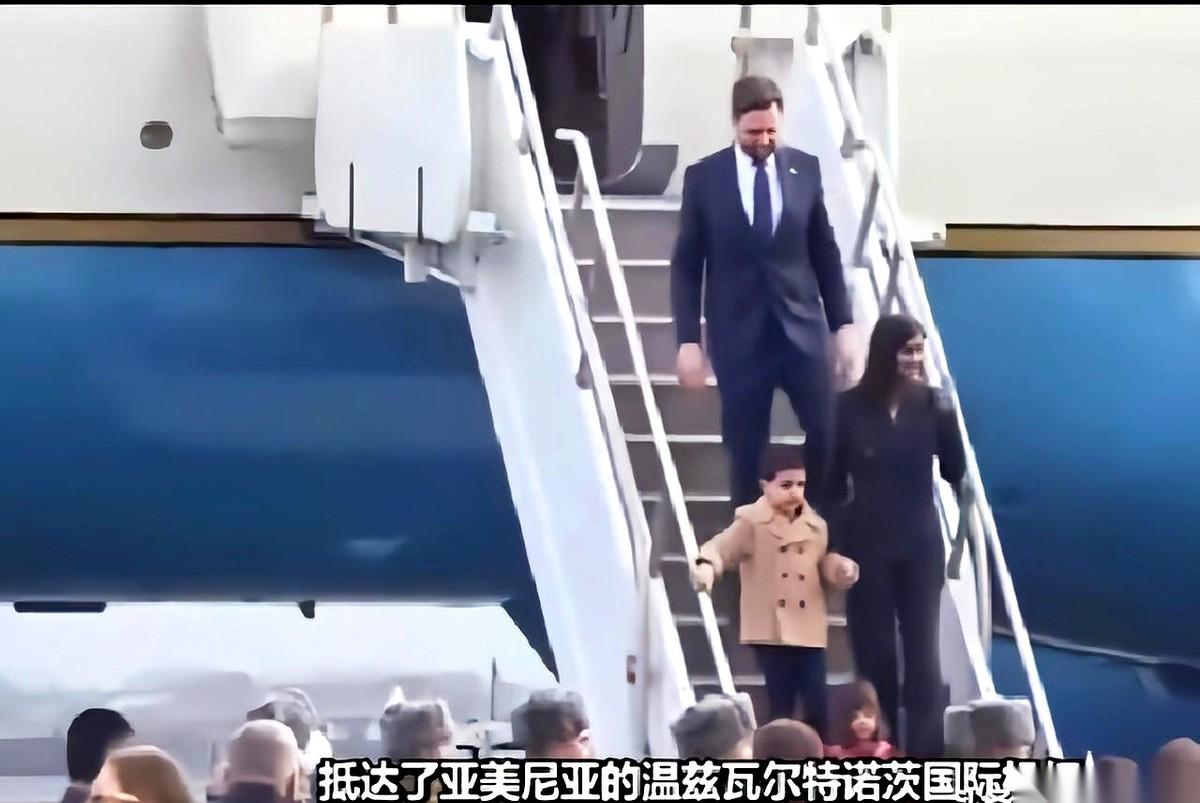 我跟你说，那个瞬间，我人都有点看愣了。飞机门一开，全世界的镁光灯咔咔咔，结果呢