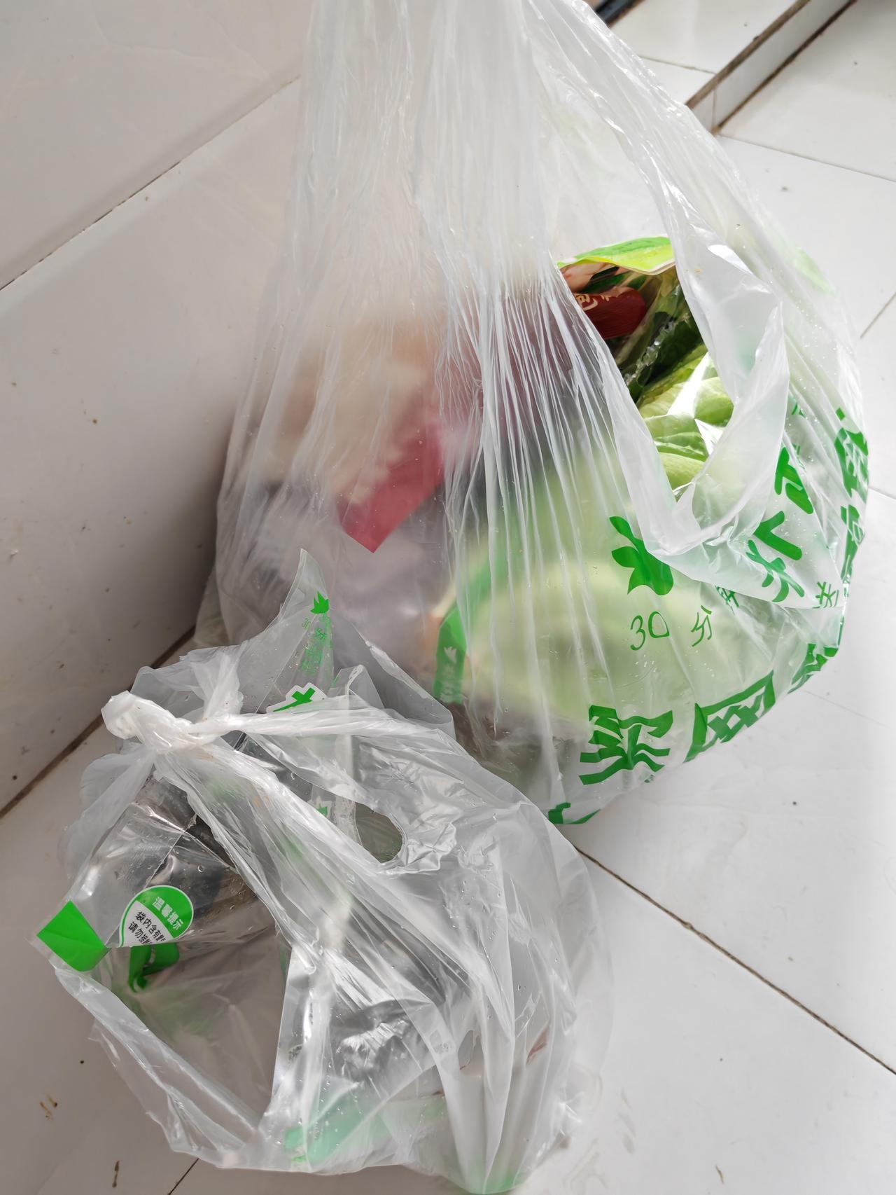 我们小区原来的电梯用了20来年，现在正在更换新电梯，据说工期要个把月，我们住在8