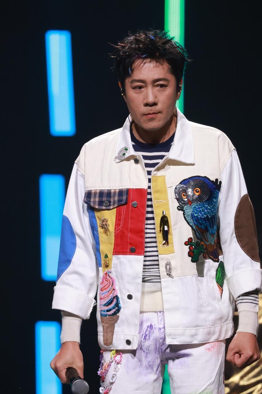 57岁的蔡国庆和47岁萨顶顶两位实力派歌手谁也不肯让步，就这么在舞台上吵了起来，