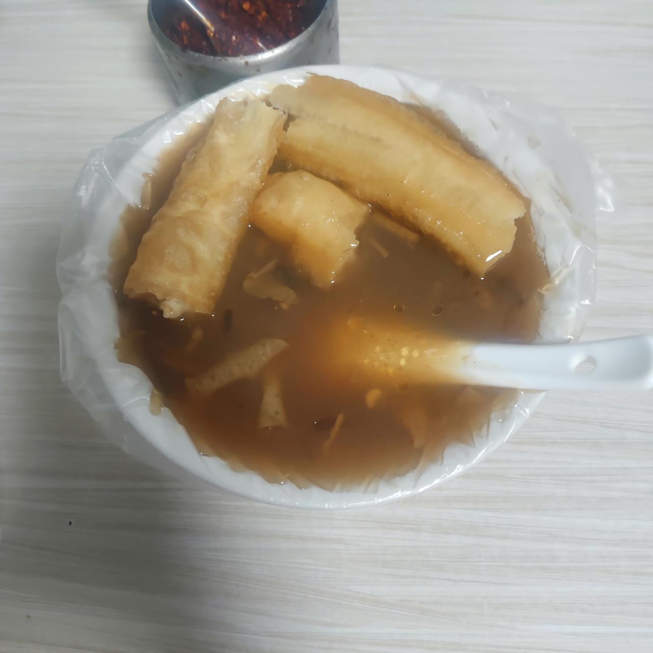 河南人的胡辣汤，那可是能泡万物的存在。哎，你们喜欢往胡辣汤里加些啥呢？昨天没什么