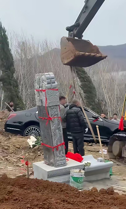 尊重但不理解，4月9日，辽宁有一辽K的奔驰车被土葬。根据知情人士反映，奔驰车为陪