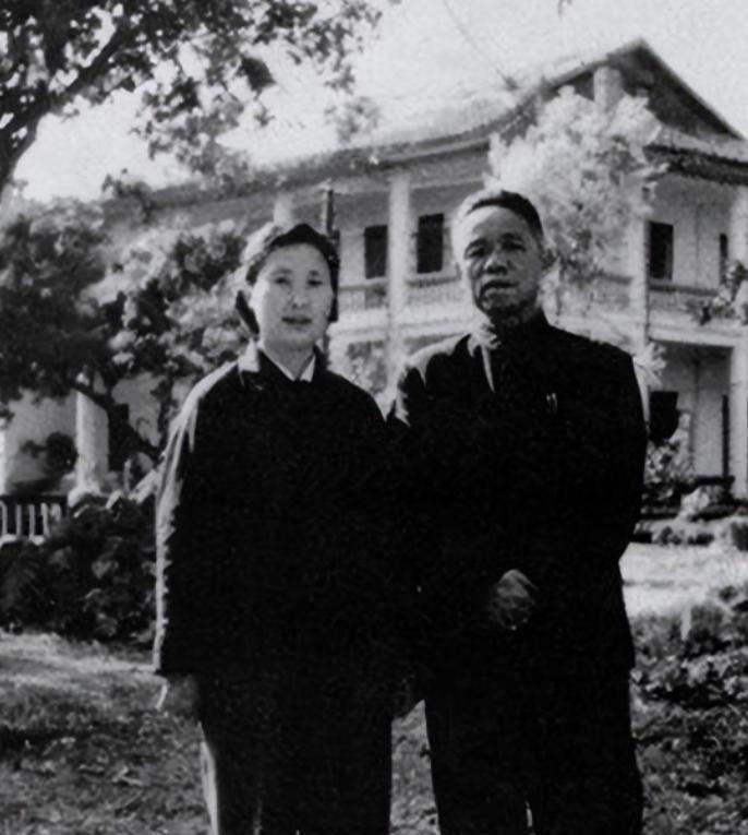 81年韩先楚回乡探亲，刚进村就被村民骂，他立即打电话：传我命令。1981年深