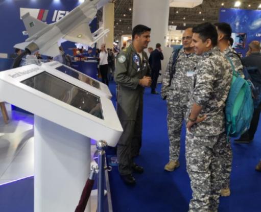 印度飞行员围观枭龙，面带神情复杂的笑容。近日，阿联酋举办的迪拜航展上，出现了