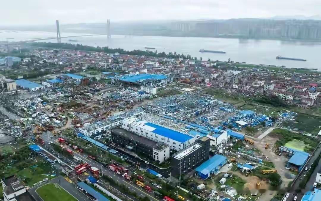 爸爸……！妈妈……！漆黑的雨夜里。黄冈受灾的街巷里，只剩撕心裂肺的呼