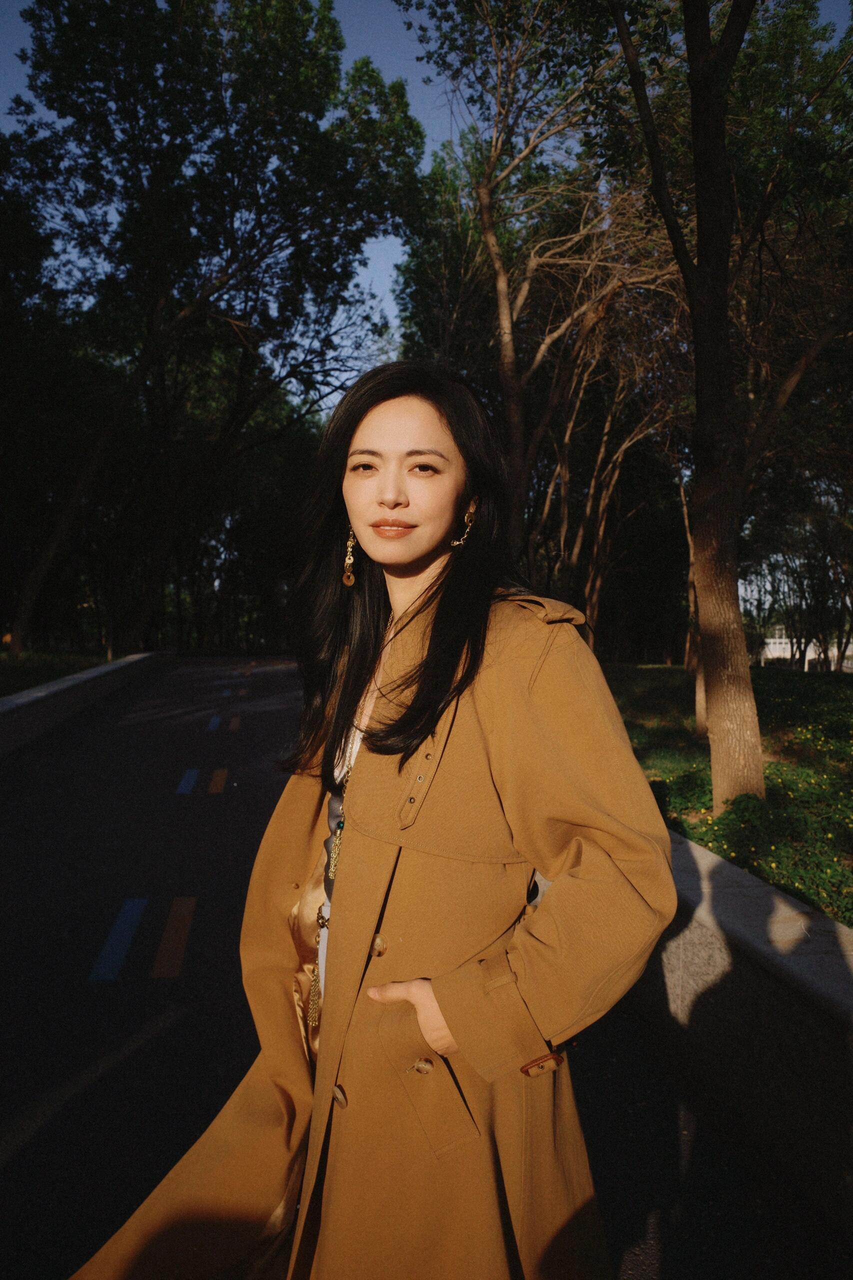 姚晨身着Chloé2025春夏系列飒爽赴宴！卡其风衣叠搭灰蓝真丝蕾丝，木屐步履