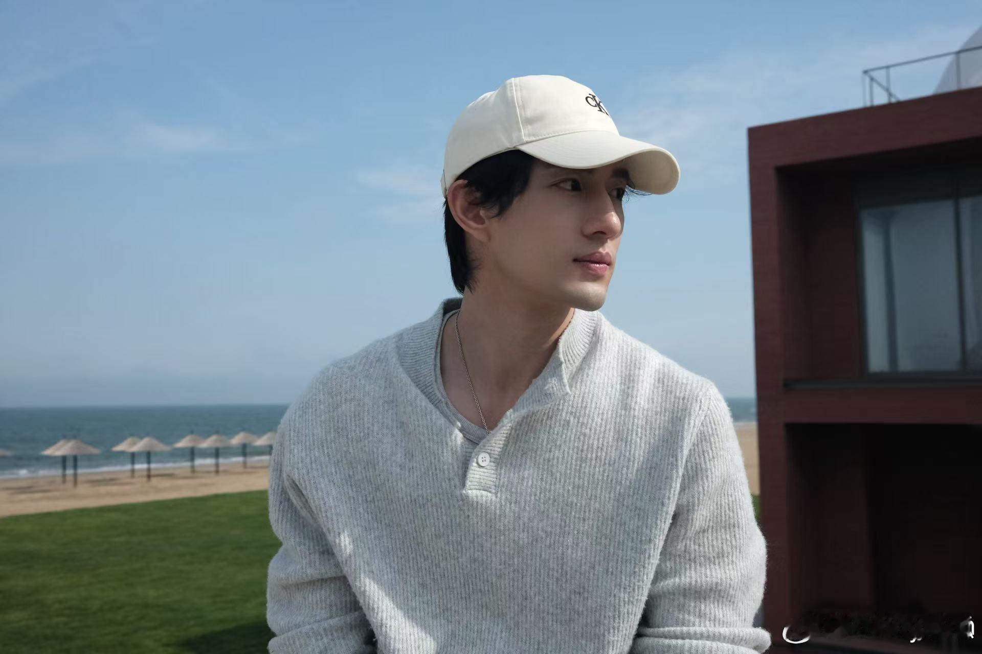 孙政吕思瞳520同款合影简简单单的同框画面氛围感十足，甜度恰到好处，自带满满的