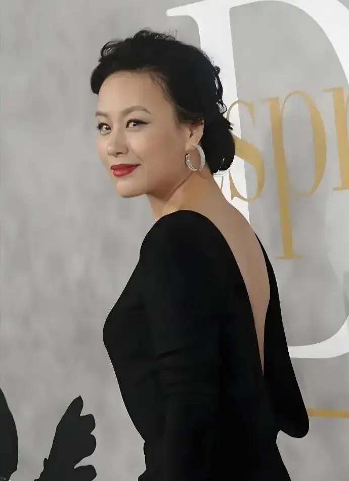 邬君梅在2025年3月底接受澎湃新闻采访时，第一次正面聊自己没要孩子的事。她