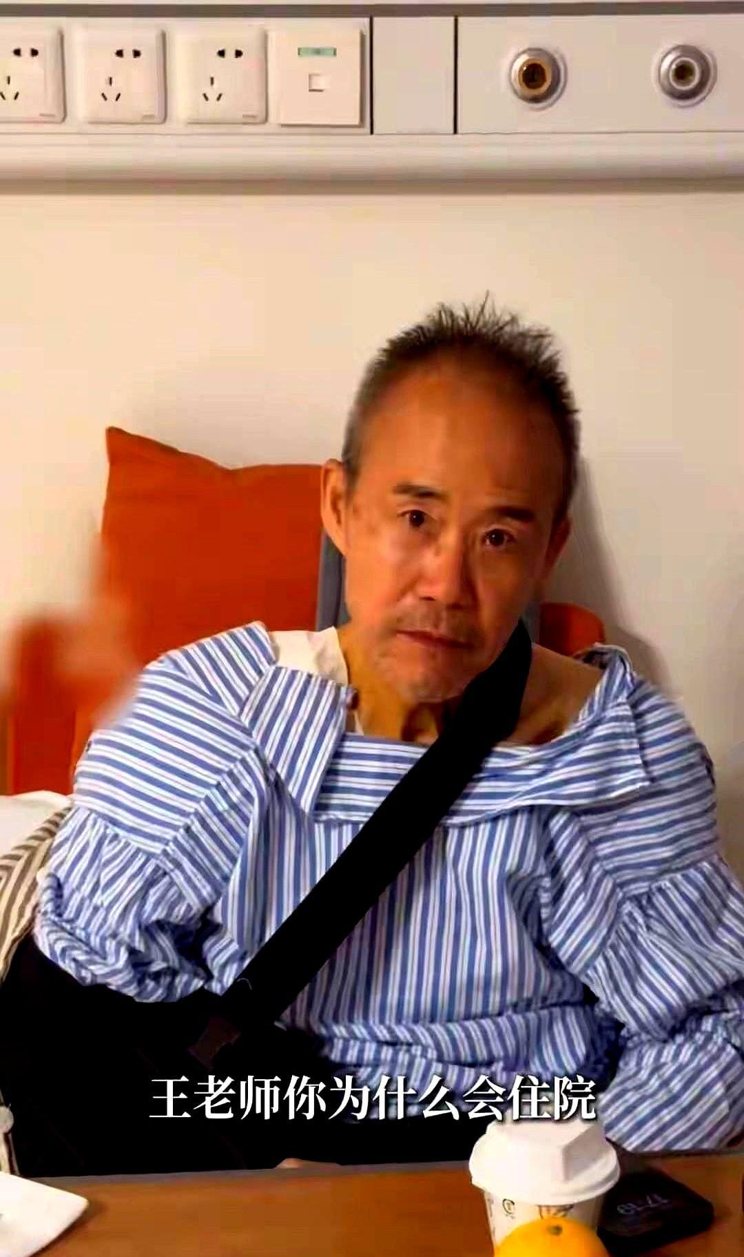 王石坐轮椅进医院，网友急着骂老婆不管人，结果人家刚下夜戏就飞深圳，早上俩人一起吃