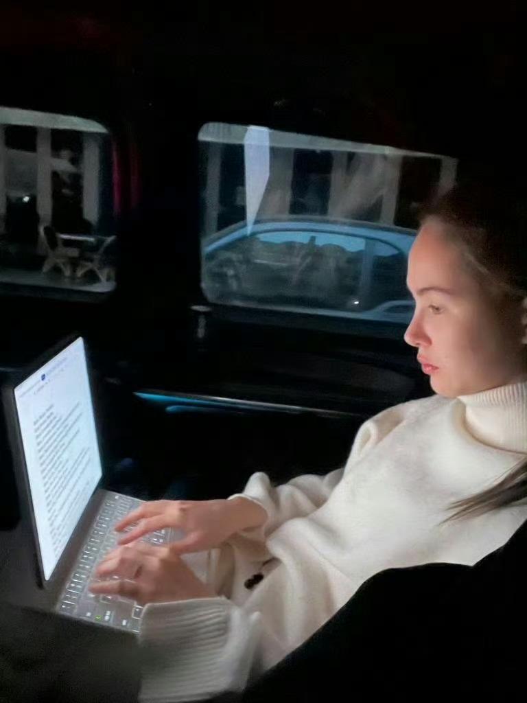 周杰伦偷拍的工作中的昆凌