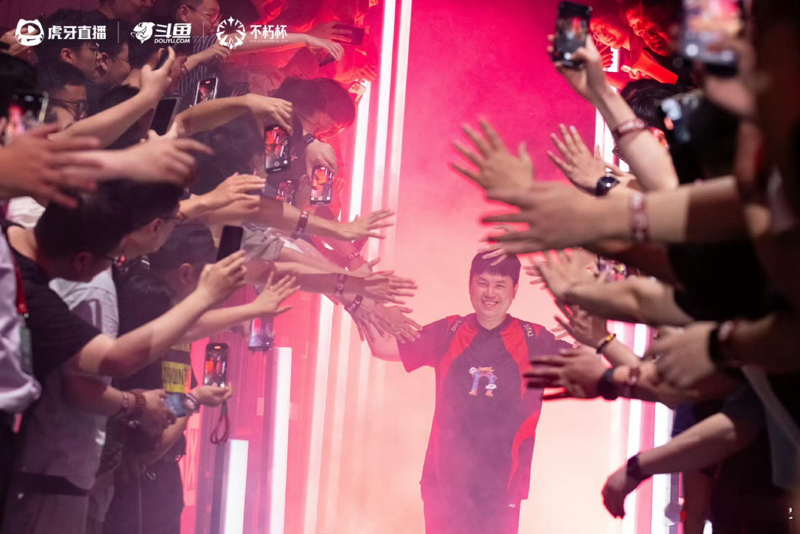 枫哥：这两天我研究一下，搞一个陪玩杯。我们陪玩店出资10w，我再去找找看有没有钱