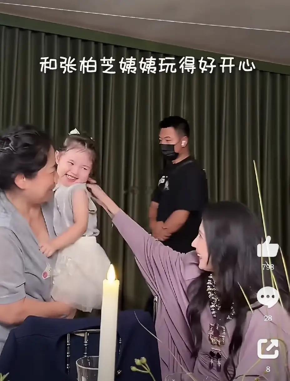 张柏芝也太会了，视频里面的张柏芝长发披肩，一身紫色上衣，气质温婉大方，整个人状态